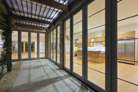 Bifold kitchen door for a seamless indoor-outdoor connection